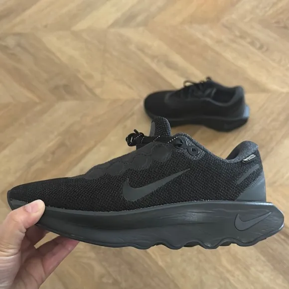 Nike Motiva Black Gore Tex walking invisible fit shoes