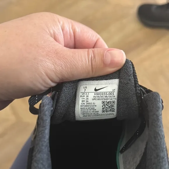Nike Motiva Black Gore Tex walking invisible fit shoes