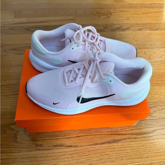 NIKE Revolution 7 Big Girls' Running Shoes