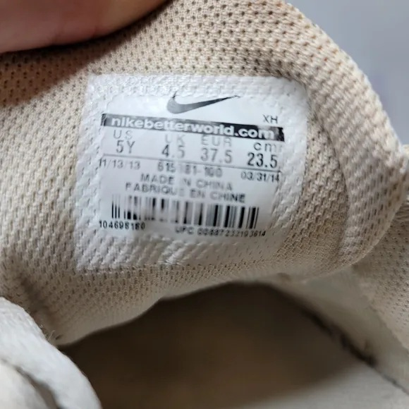 Nike shox white on white youth 5y size tennis running shoes.
