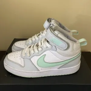 Nike Unisex-Child Sports Three Quarter High Shoes 5.5 Big kid