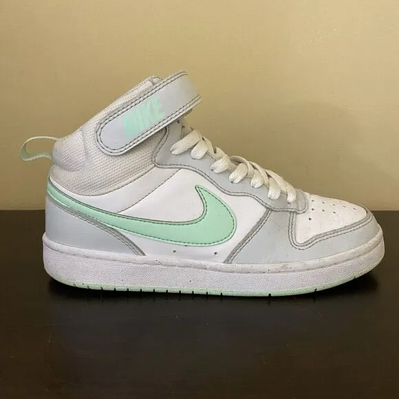 Nike Unisex-Child Sports Three Quarter High Shoes 5.5 Big kid