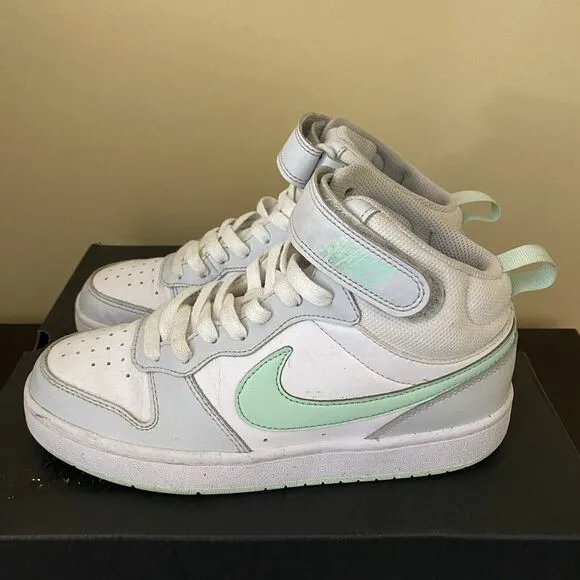 Nike Unisex-Child Sports Three Quarter High Shoes 5.5 Big kid