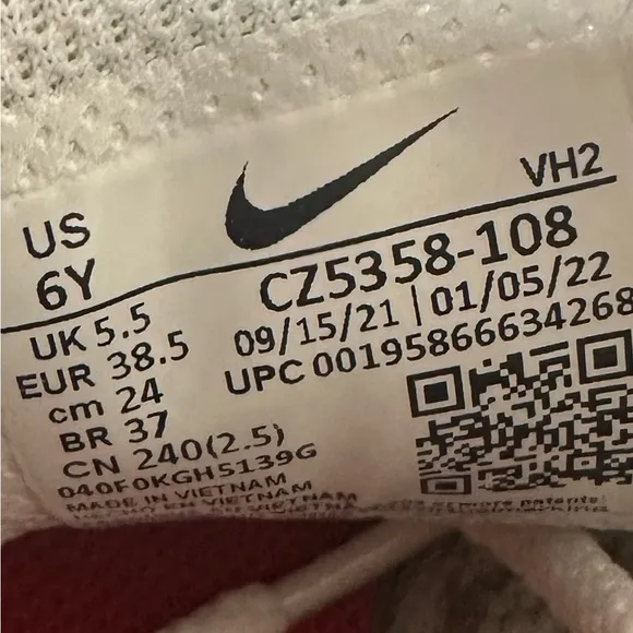 Nike White and Red Sneakers size 6y pre owned Exellent condition.