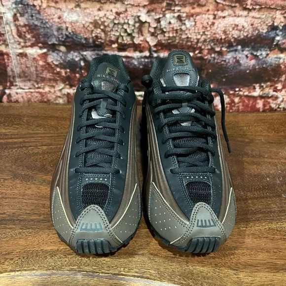 Nike women’s Black and Brown Athletic Shoes size Women 10 Men 8.5