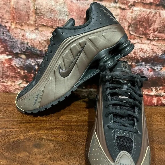 Nike women’s Black and Brown Athletic Shoes size Women 10 Men 8.5