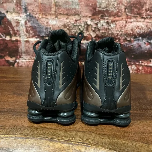 Nike women’s Black and Brown Athletic Shoes size Women 10 Men 8.5