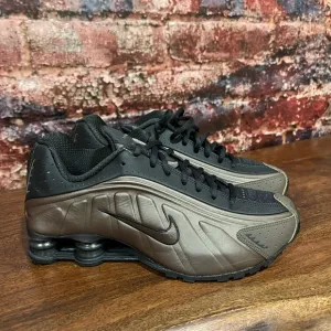 Nike women’s Black and Brown Athletic Shoes size Women 10 Men 8.5