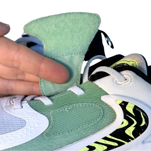 Nike Zoom Freak 4 Kids sz 2Y in Barely Volt (Mint Green &amp; White) DQ0552-100