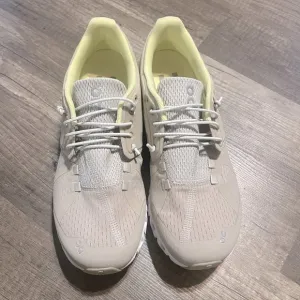 🛍️NWOT On Women's Cloud Running Shoes - Size 8 - Sand/Pearl Color