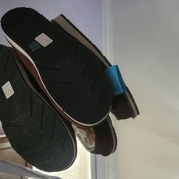 NWT Ariat Brown and White Casual Flats