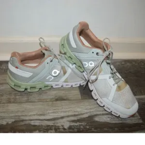 ON Cloud Running Cloudflow Running Shoes Aloe / White Athletic Shoes Size 9