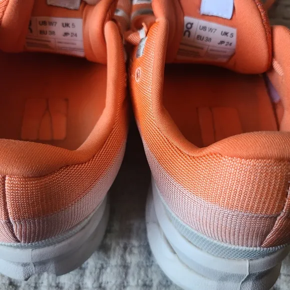 On Cloud Running Shoes Women's Size 7