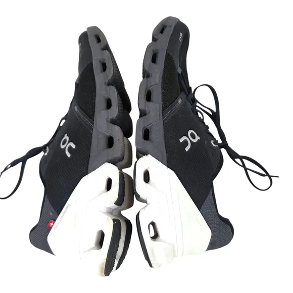 On Cloudflyer 4 Running Shoes Sneakers Mens 11.5 Black White On Cloud