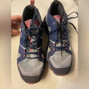 On Running X Shift Athletic Cloud Shoes ink/cherrySize 8