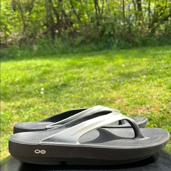 OOFOS WOMEN'S OOLALA LUXE SANDAL, black/silver, size 9