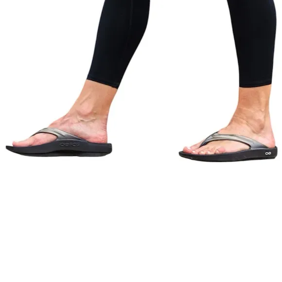 OOFOS WOMEN'S OOLALA LUXE SANDAL, black/silver, size 9