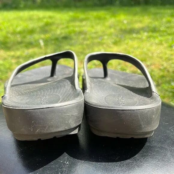 OOFOS WOMEN'S OOLALA LUXE SANDAL, black/silver, size 9