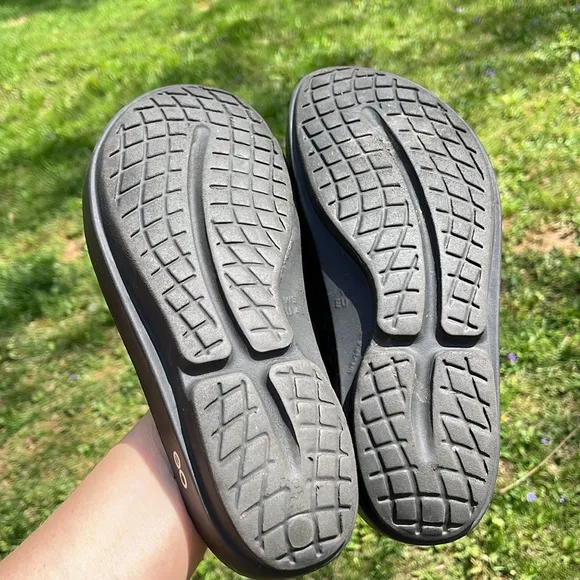 OOFOS WOMEN'S OOLALA LUXE SANDAL, black/silver, size 9