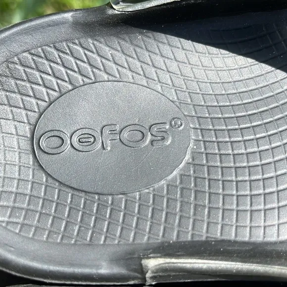 OOFOS WOMEN'S OOLALA LUXE SANDAL, black/silver, size 9