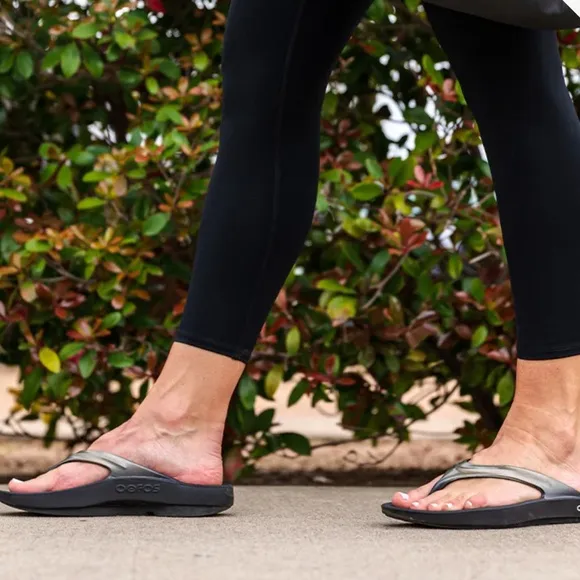 OOFOS WOMEN'S OOLALA LUXE SANDAL, black/silver, size 9