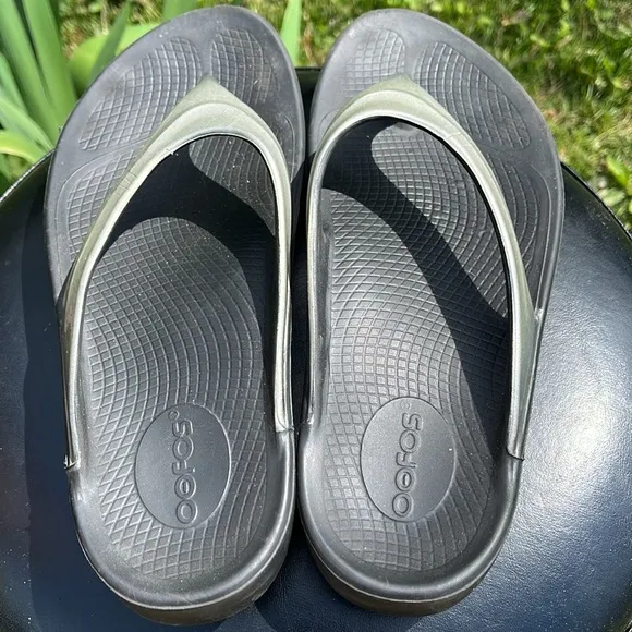 OOFOS WOMEN'S OOLALA LUXE SANDAL, black/silver, size 9