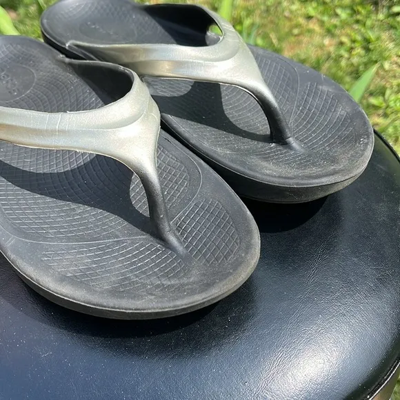 OOFOS WOMEN'S OOLALA LUXE SANDAL, black/silver, size 9