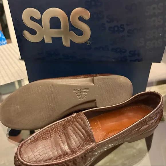 SAS Tripad Womens Brown Loafers Patent  Crocodile Print Shoes -used once.
