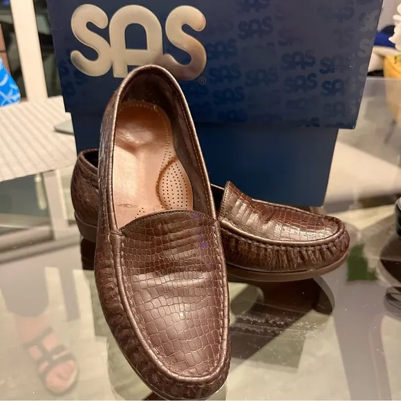 SAS Tripad Womens Brown Loafers Patent  Crocodile Print Shoes -used once.
