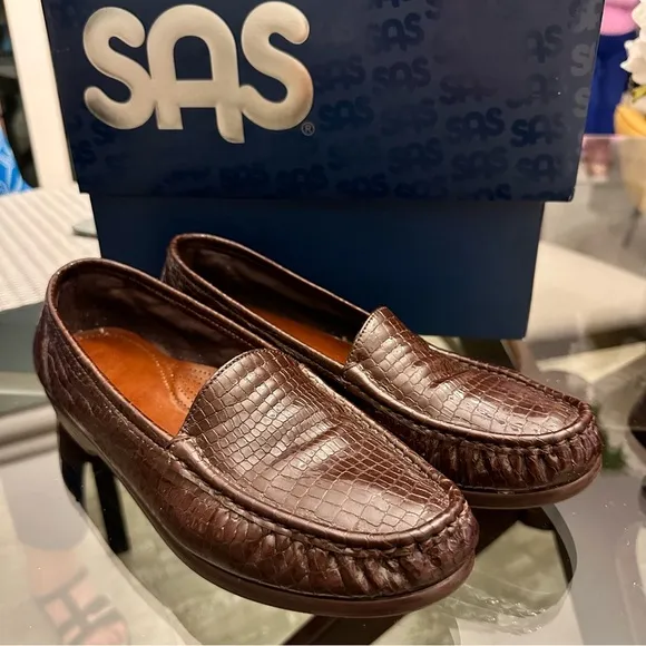 SAS Tripad Womens Brown Loafers Patent  Crocodile Print Shoes -used once.