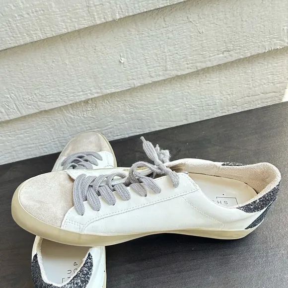 SHU SHOP  Women's Cream and Gold Sneakers / Zize 9