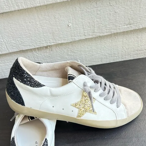 SHU SHOP  Women's Cream and Gold Sneakers / Zize 9
