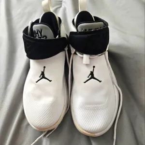 Size 4 Y OR Womens Size 8 Nike White and Black Why Not Zero Jordans