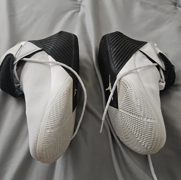 Size 4 Y OR Womens Size 8 Nike White and Black Why Not Zero Jordans