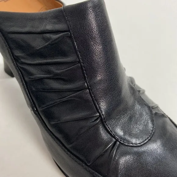 Sofft Leather Ruched Black Slip On Mules Closed Toe Heels Open Back Pumps
