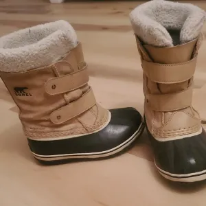 Sorel Kids Boots in Tan and Black