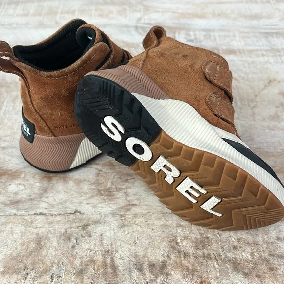 Sorel Kid’s Out N About Waterproof Boot {Camel Brown} 9