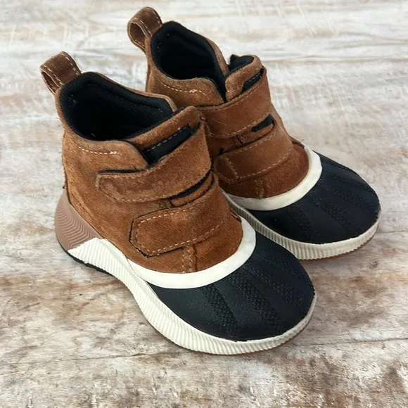 Sorel Kid’s Out N About Waterproof Boot {Camel Brown} 9