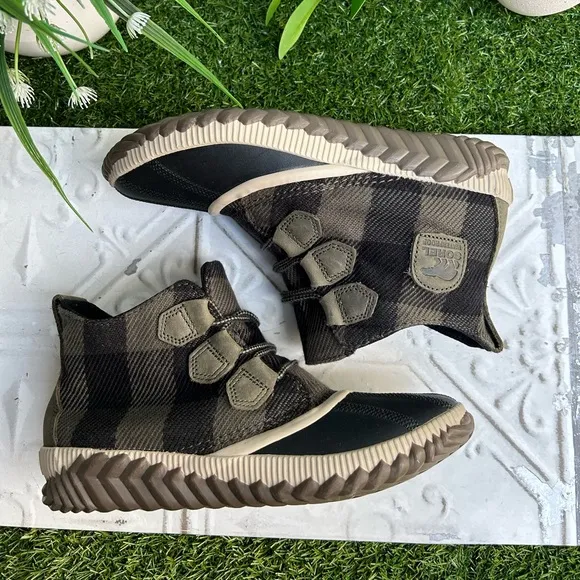 SOREL Out N About boots Women's size 8.5 Color Dark Green/Black Buffalo Plaid