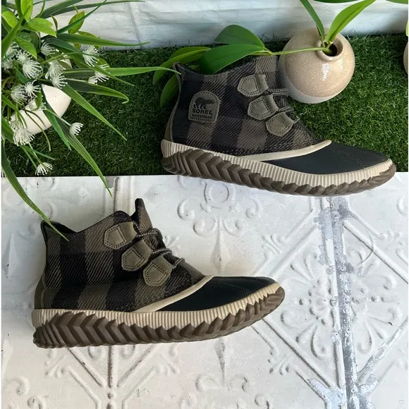 SOREL Out N About boots Women's size 8.5 Color Dark Green/Black Buffalo Plaid