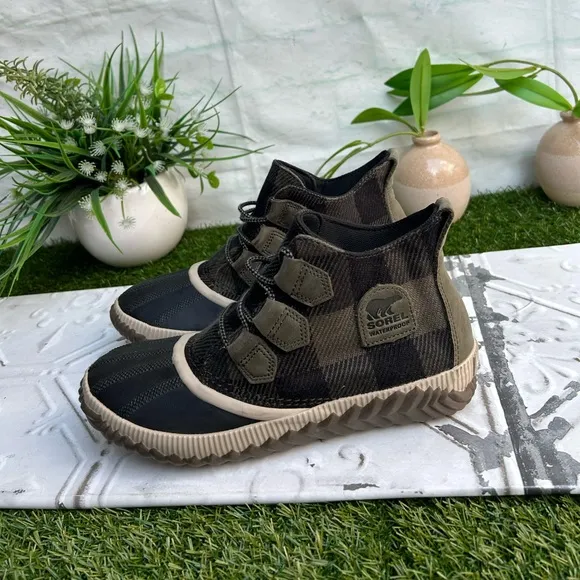 SOREL Out N About boots Women's size 8.5 Color Dark Green/Black Buffalo Plaid