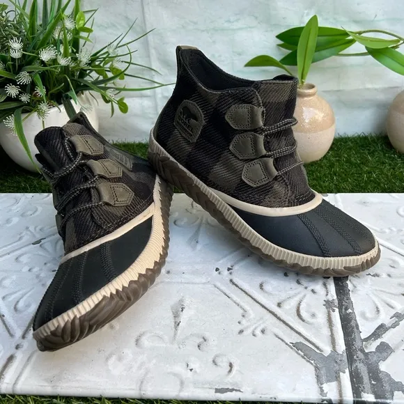 SOREL Out N About boots Women's size 8.5 Color Dark Green/Black Buffalo Plaid