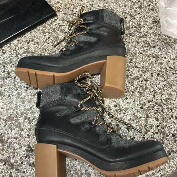 Sorel Women's Blake Waterproof Lace-Up Booties women’s  8 chunky platform shoes