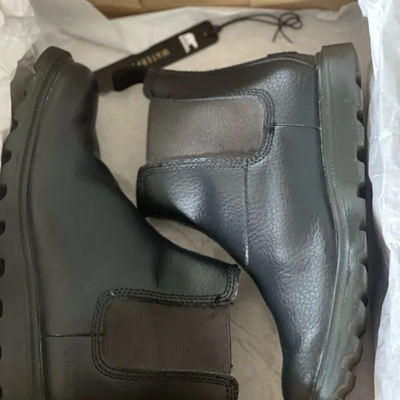 Sorel Youth Madson chelsea waterproof boots.size 1