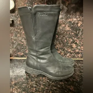 Teva Capistrano Black Leather 12&quot; Zip Up Boots (Waterproof) 6.5