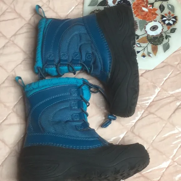 The North Face kids Alpenglow Thermafelt boots with inserts in both boots