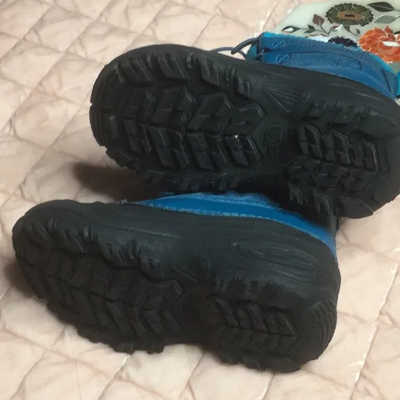 The North Face kids Alpenglow Thermafelt boots with inserts in both boots