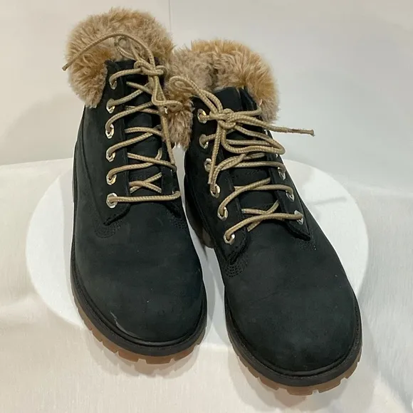 Timberland waterproof girls size 1 lace up boots w/1” heel; fur lined; Nice Boot