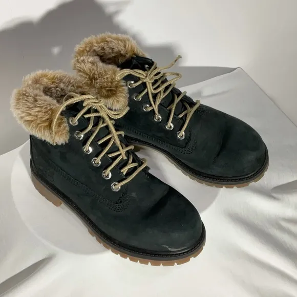 Timberland waterproof girls size 1 lace up boots w/1” heel; fur lined; Nice Boot