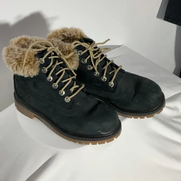Timberland waterproof girls size 1 lace up boots w/1” heel; fur lined; Nice Boot